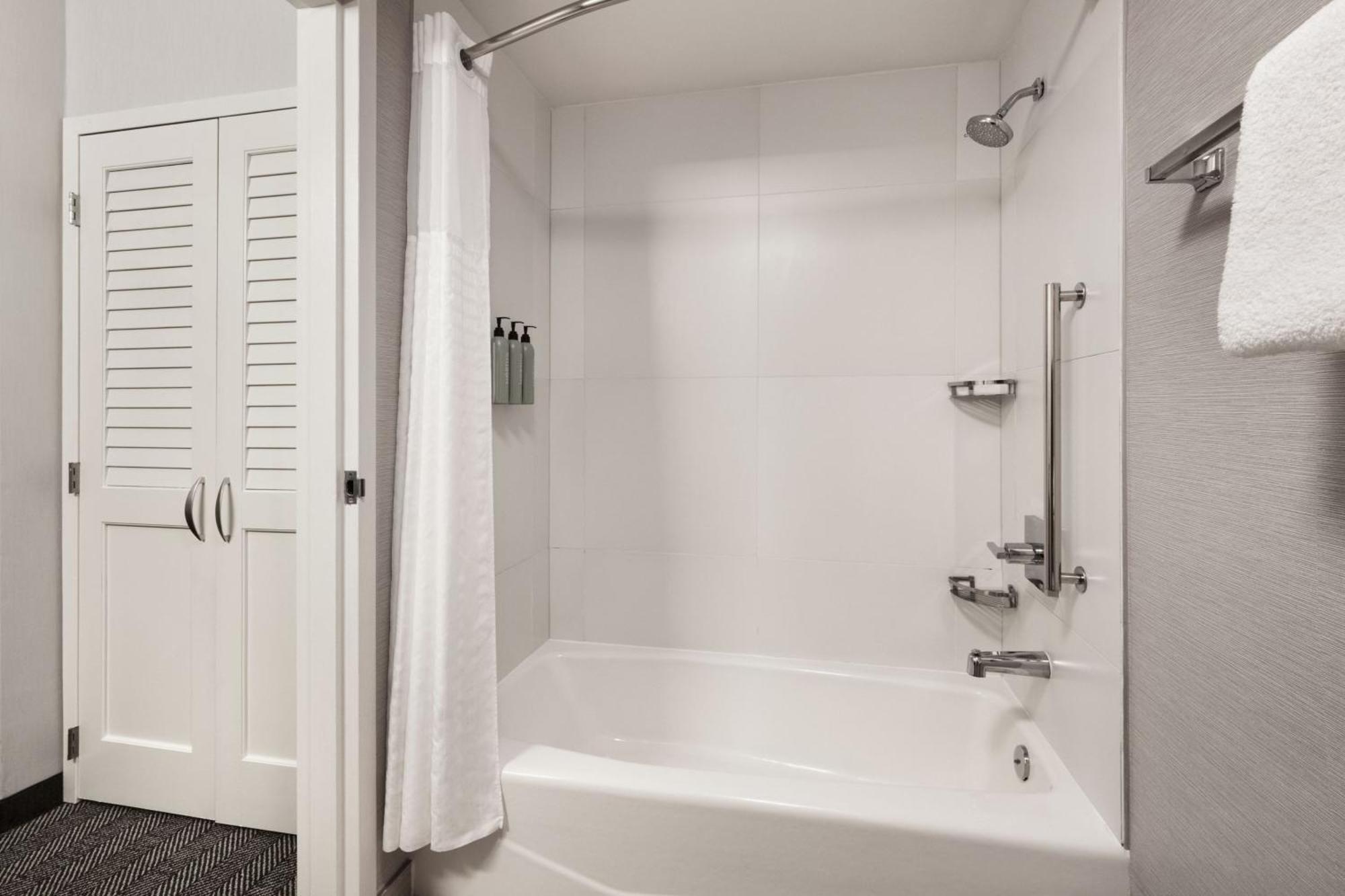 Courtyard By Marriott Memphis Airport Hotel Exterior photo